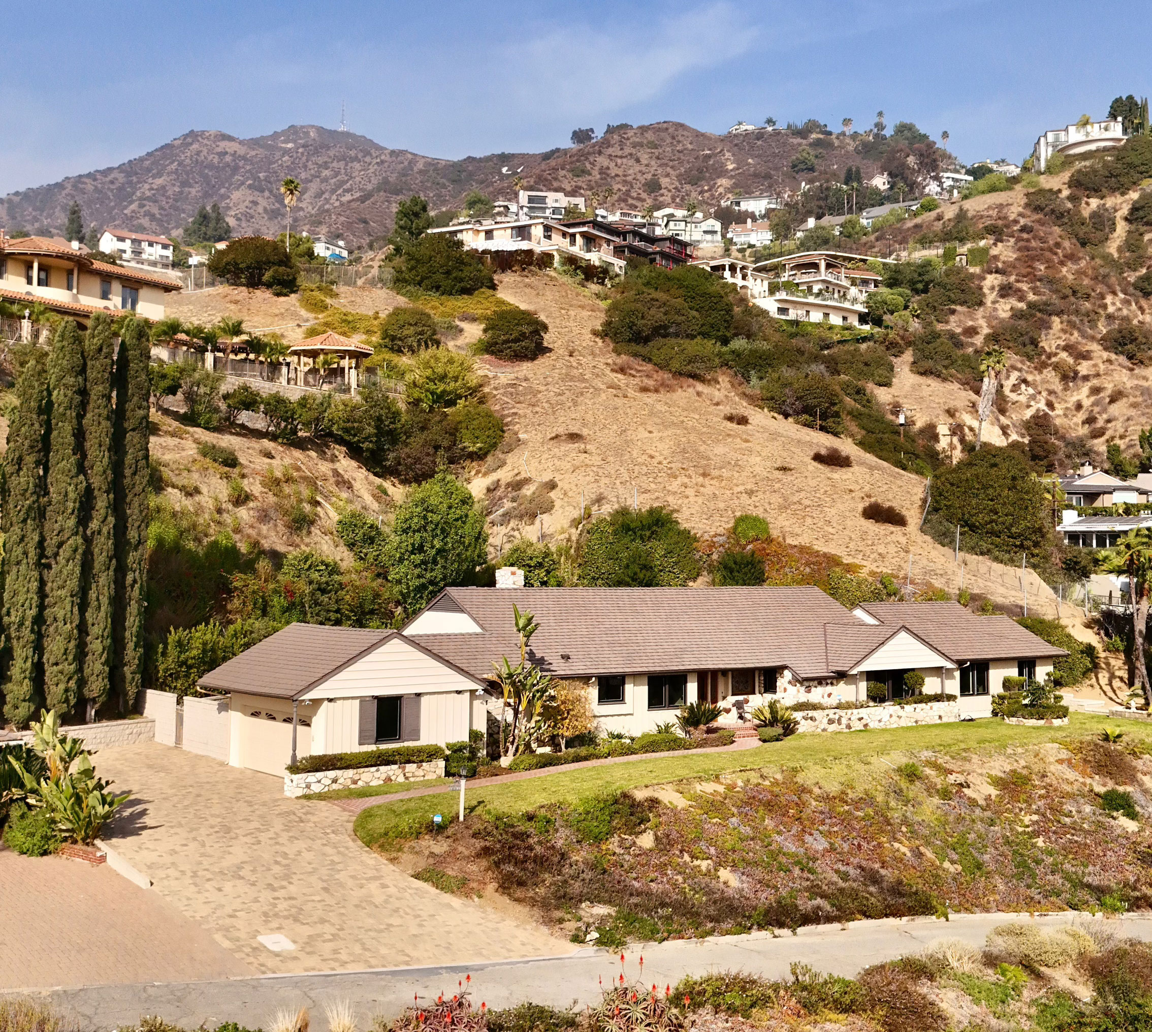 Glendale driveway installed with Courtyard pavers in Sand Stone Mocha color