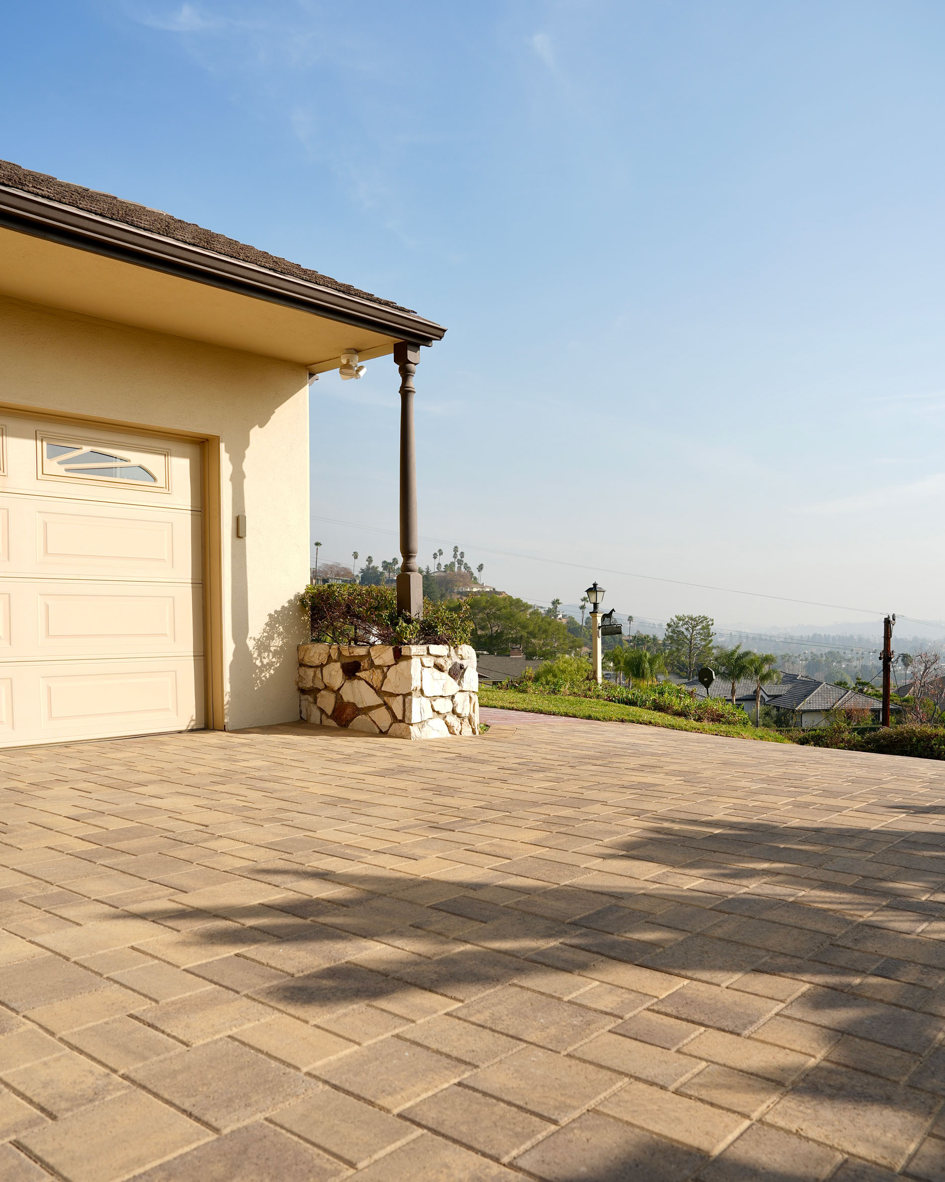Glendale patio installed with Courtyard pavers in Sand Stone Mocha color