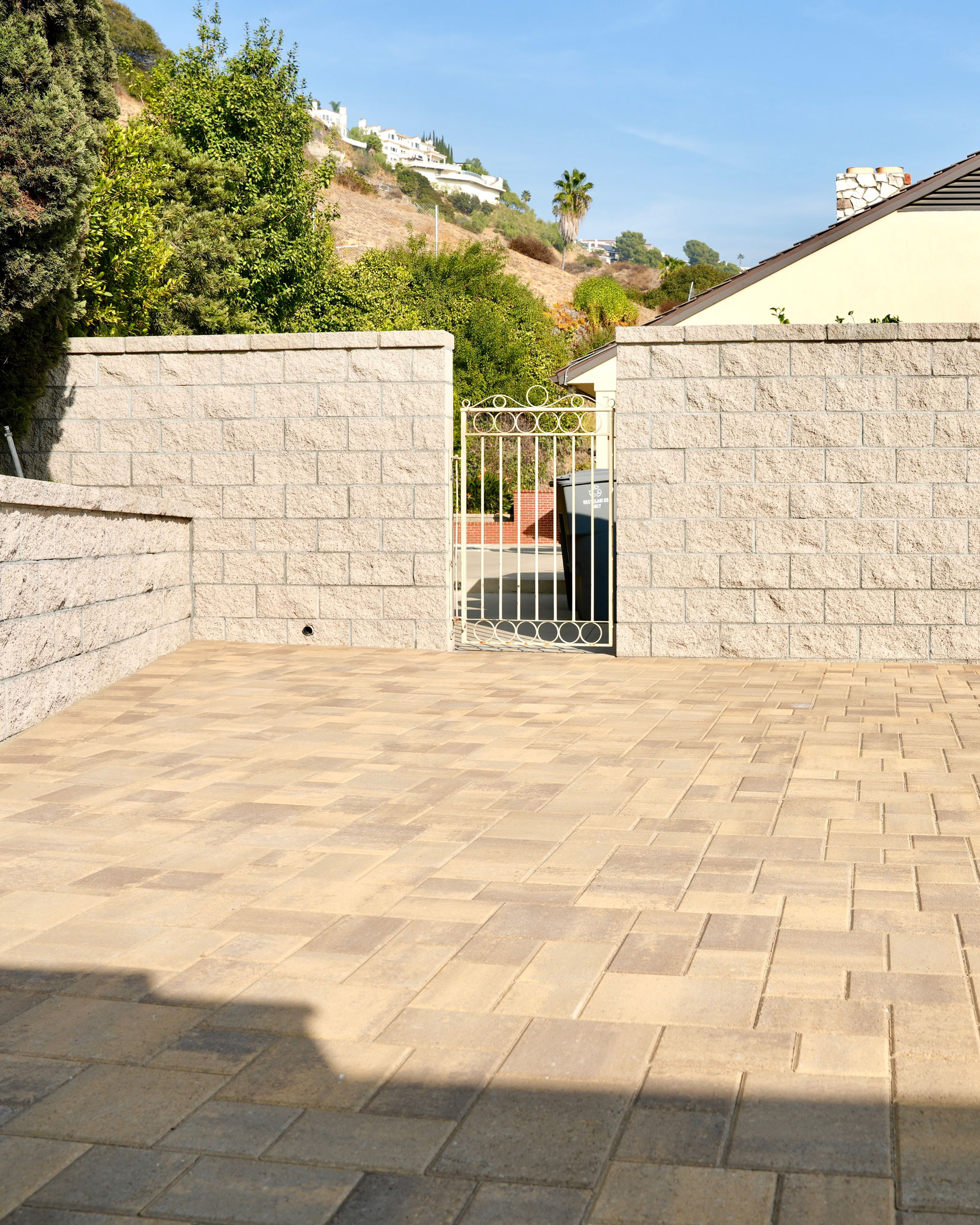 Glendale patio installed with Courtyard pavers in Sand Stone Mocha color