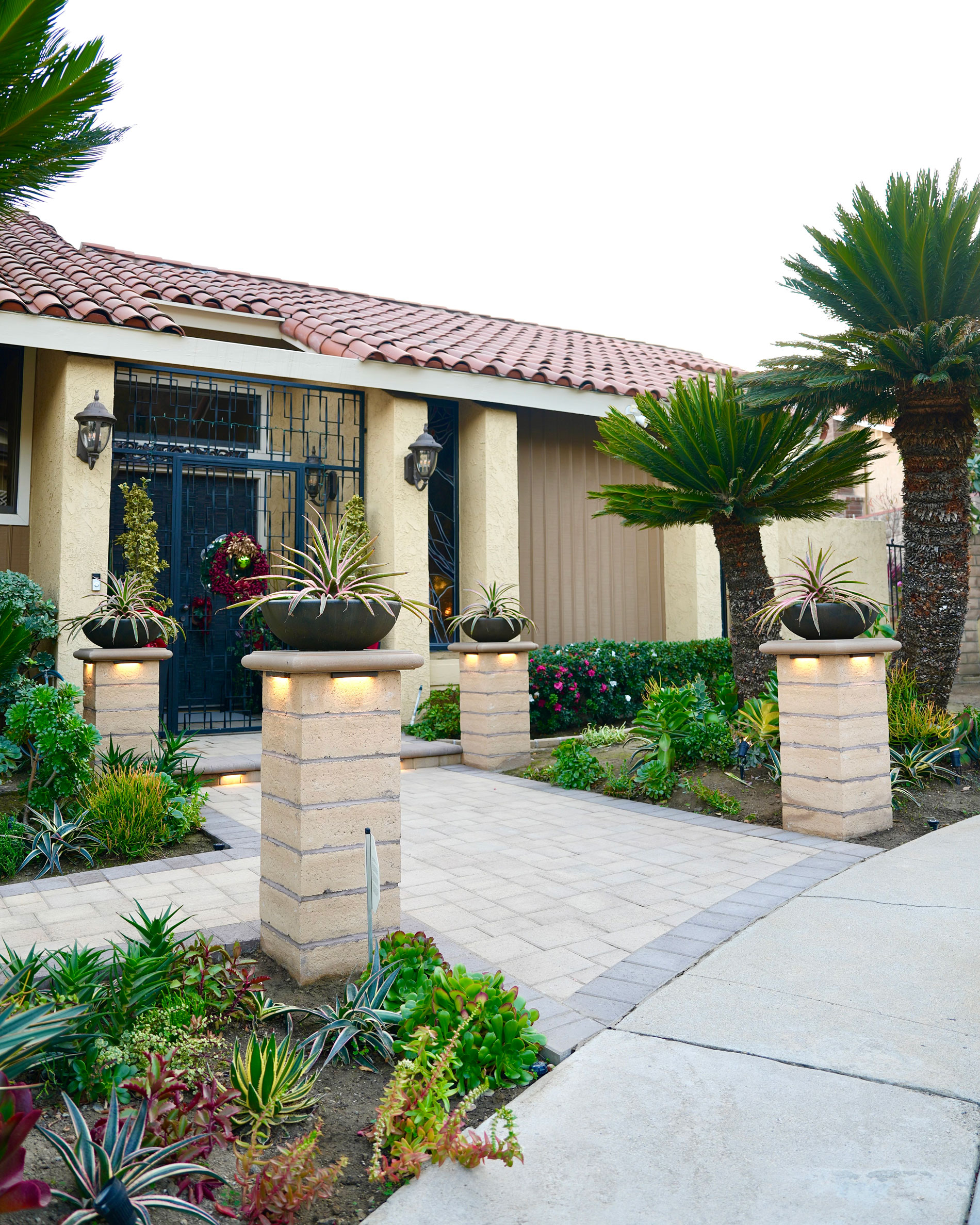 Glendale Walkway installed with Courtyard pavers in Sand Stone Mocha color