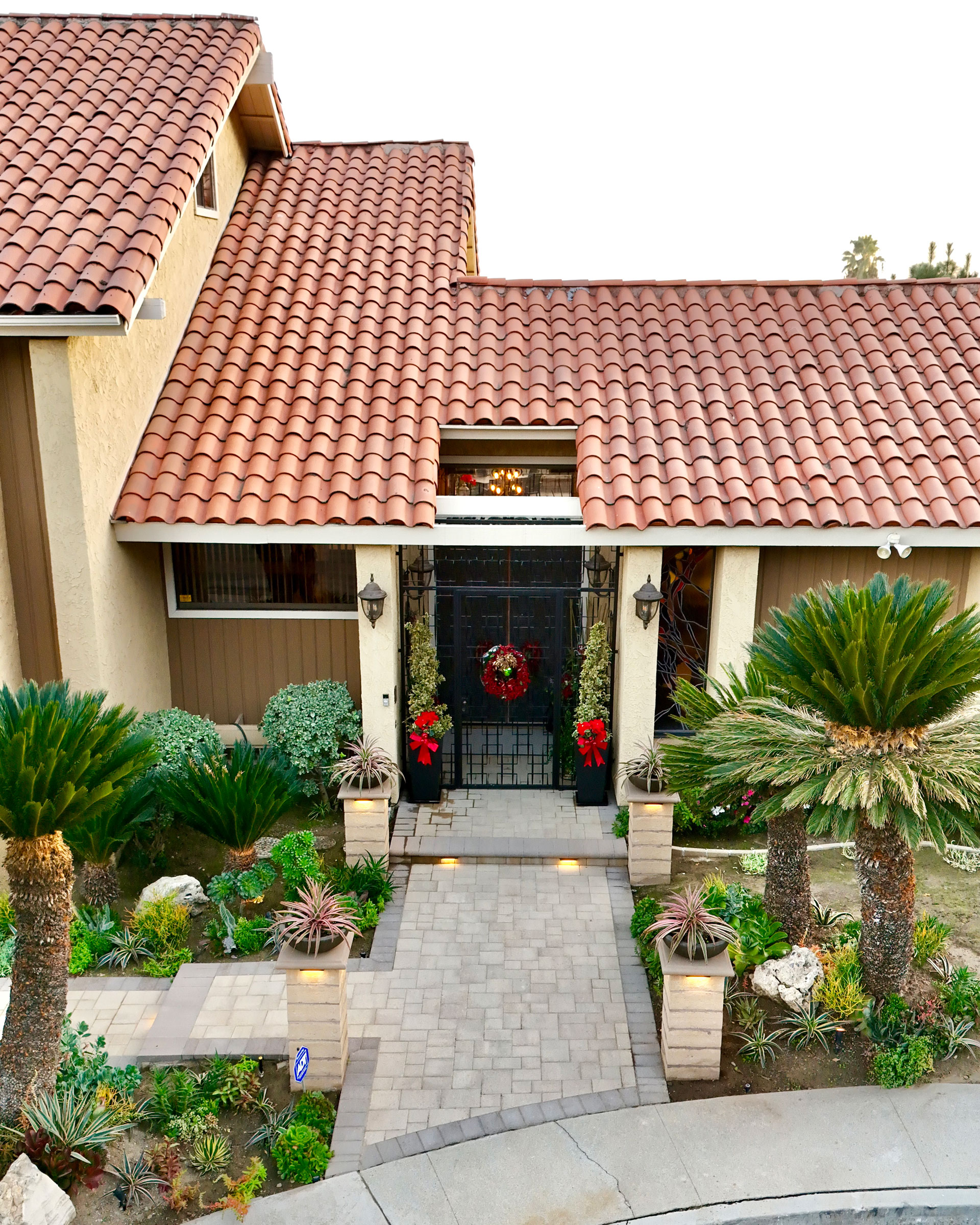 Glendale Walkway installed with Courtyard pavers in Sand Stone Mocha color